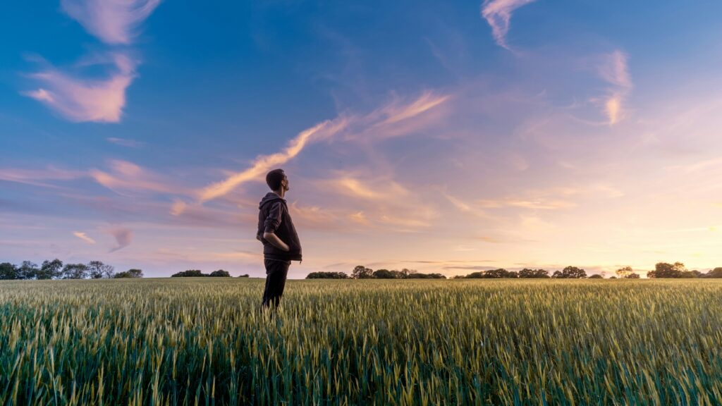 Overthinking क्यों होती है? person meditating calm mind
